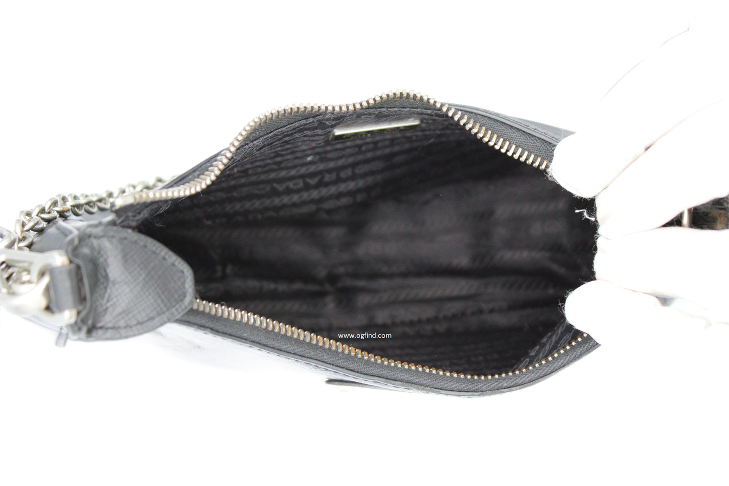 Prada Re-Edition 2005 Shoulder Bag – Black Nylon with Saffiano Leather Accents