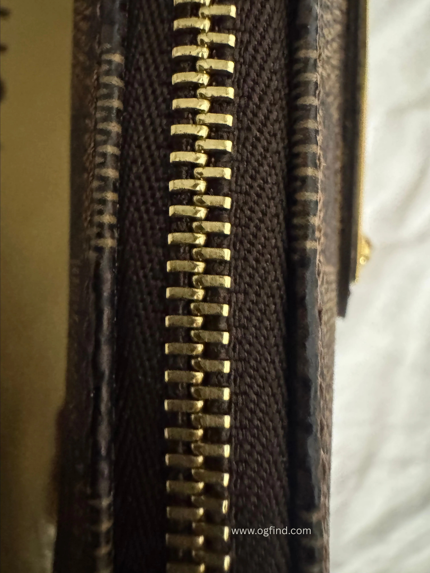 🔥 Rare Louis Vuitton Eva Clutch ✨ Damier Ebene 💼 Discontinued & Highly Collectible 💎